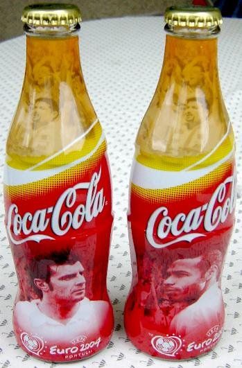 Coca-Cola Sonstiges Geschirr & Gläser: 2 Coca-Cola Flaschen von Euro  2004 – Gebraucht aus Pfäffikon ZH von Colacity