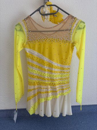 Eiskunstlaufkleid  mit Haarschmuck