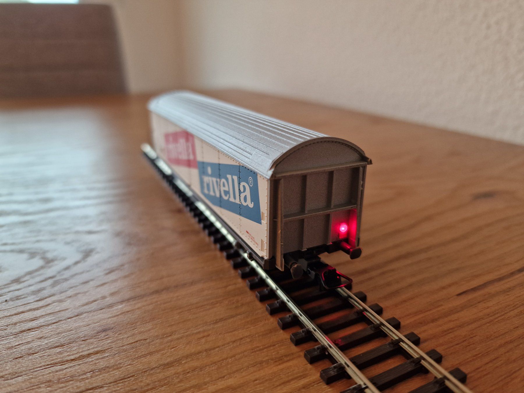Roco Modellini di ferrovie: SBB Roco Güterwagen H0 Rivella/Grappilon mit Blinklicht – Usato da Matten b. Interlaken venduto da lor_hr9w 3