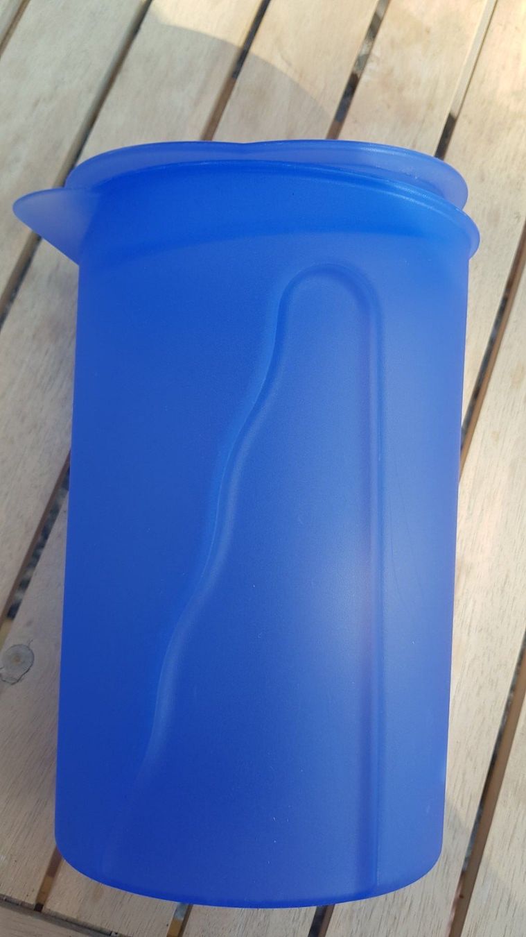 Tupperware Caraffe: Tupperware pichet bleu 1 Litre - blauer Krug - Messbecher – Usato da Fully venduto da Minouchka