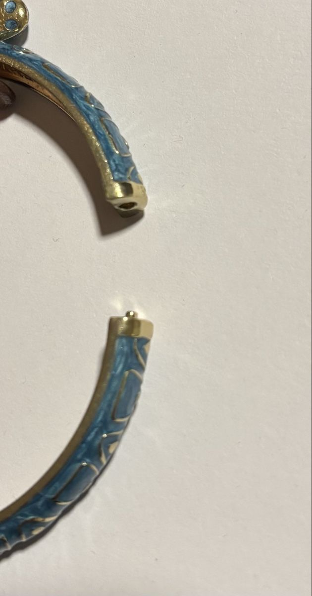 Bracciali & Braccialetti: Vintage Style Hinged Bangle with Blue Charm – Usato da Wichtrach venduto da Re_Fit 2