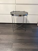 Zwei Beistelltische aus Glas und Metall