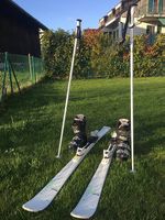 Paire de skis Salomon, bâtons et chaussures femme