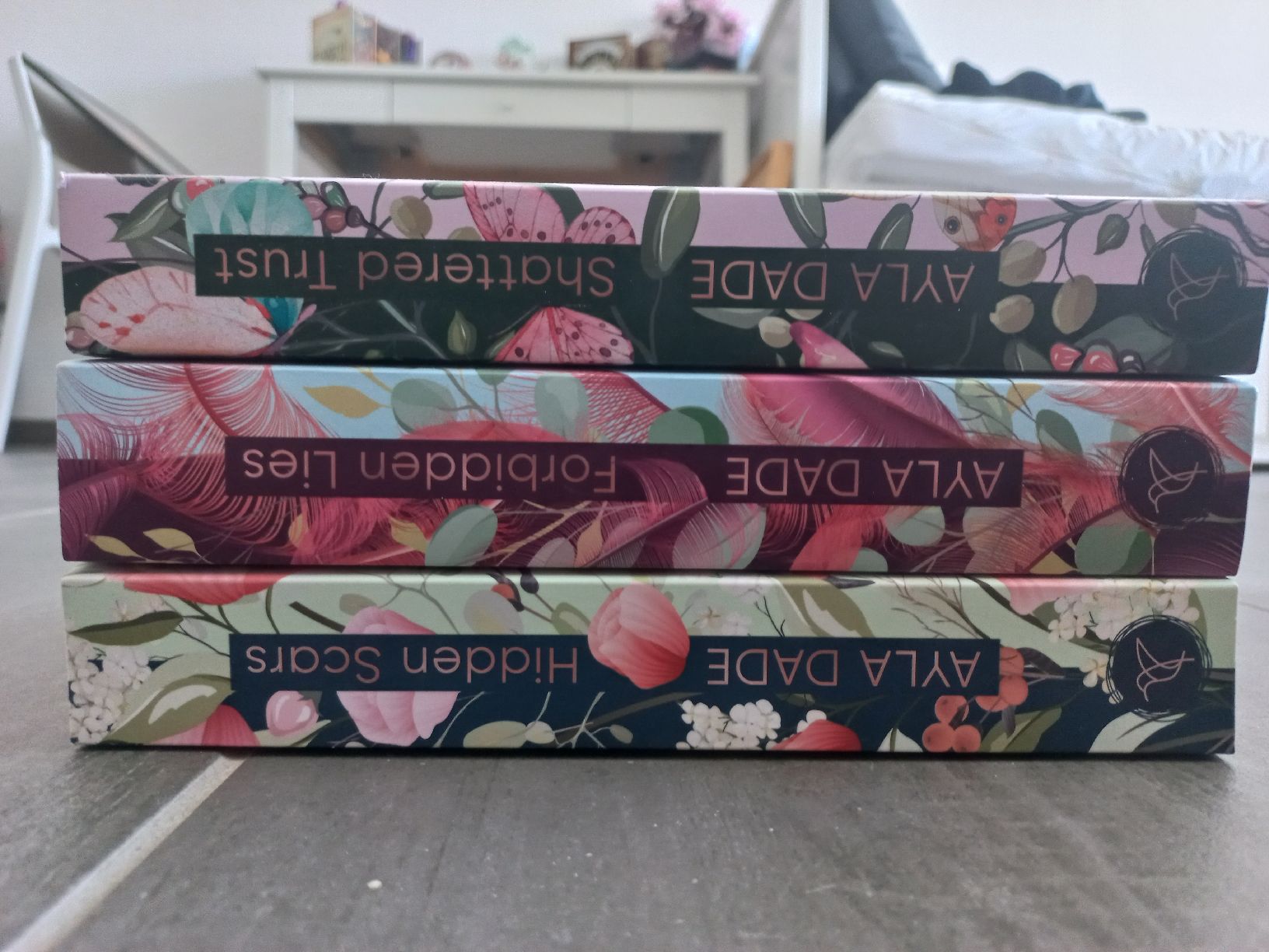 Bücher: Ayla Dade Romane Hidden Scars Shattered Trust – Gebraucht aus Frauenfeld von Melibooks