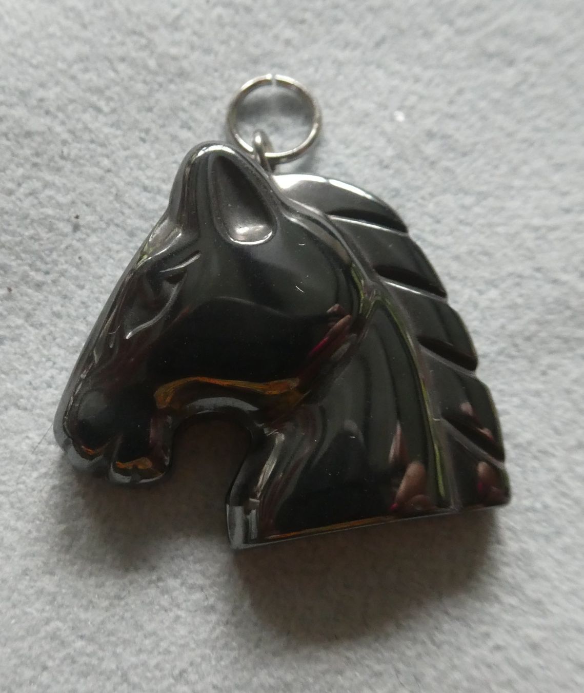 Ciondoli: Pendentif cheval en hématite, neuf – Nuovo e nell'imballaggio originale da Troistorrents venduto da Marion70
