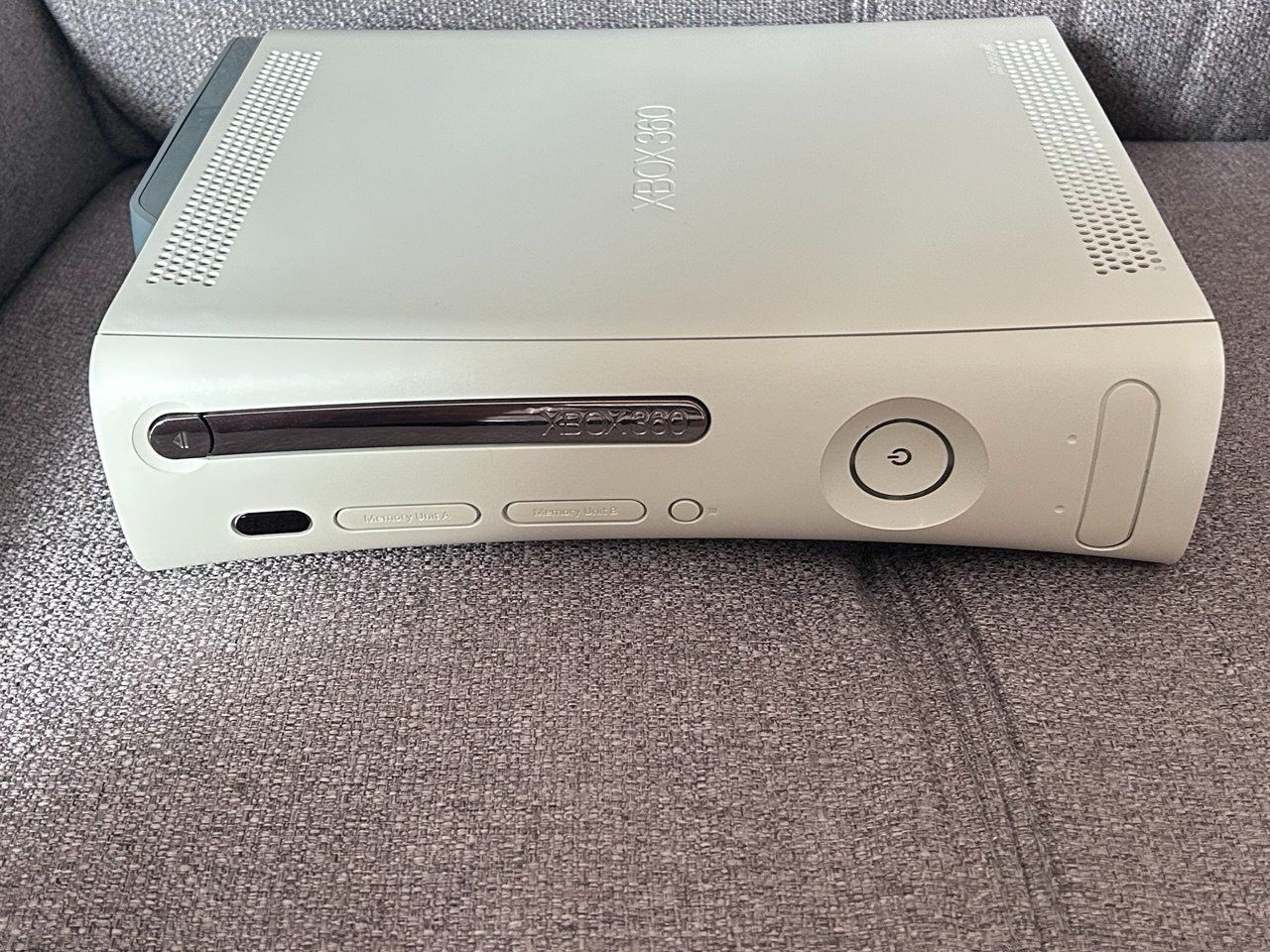 Microsoft Console: Xbox 360 Bianca 60GB con Controller e Cavi Buone Condizioni – Usato da Giubiasco venduto da LorisVale 1