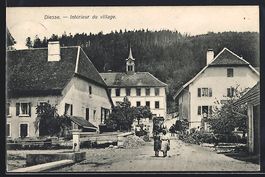 AK Diesse, Intérieur du village
