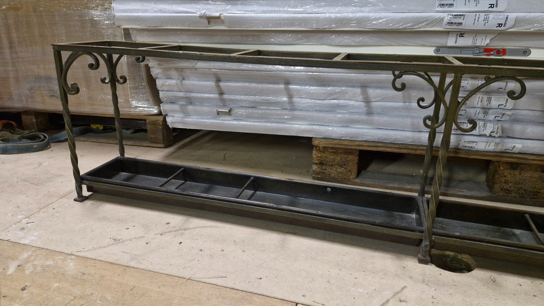 Altri mobili per ufficio: Antiker Schirmständer 180 cm lang – Usato da Dorf venduto da Zur-Lingg 2