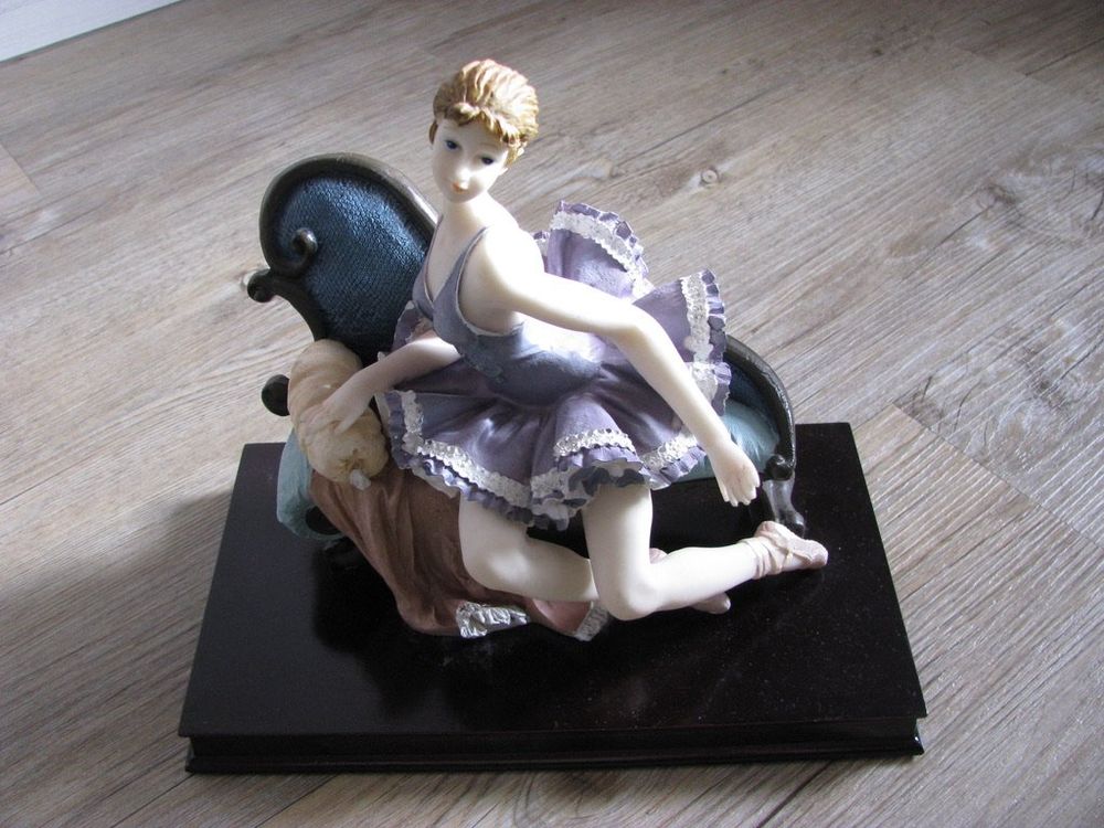 Light Figurine Creative Sculptures Luxury Aesthetic Figurine Sofa Sculptures Home Decoration Accessories