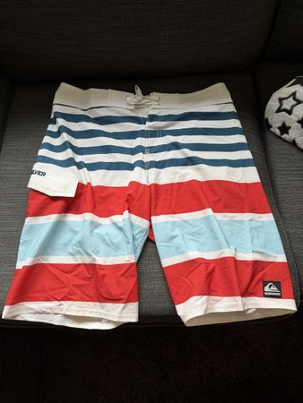 Neuwertige Quicksilver Boardshorts Grösse L