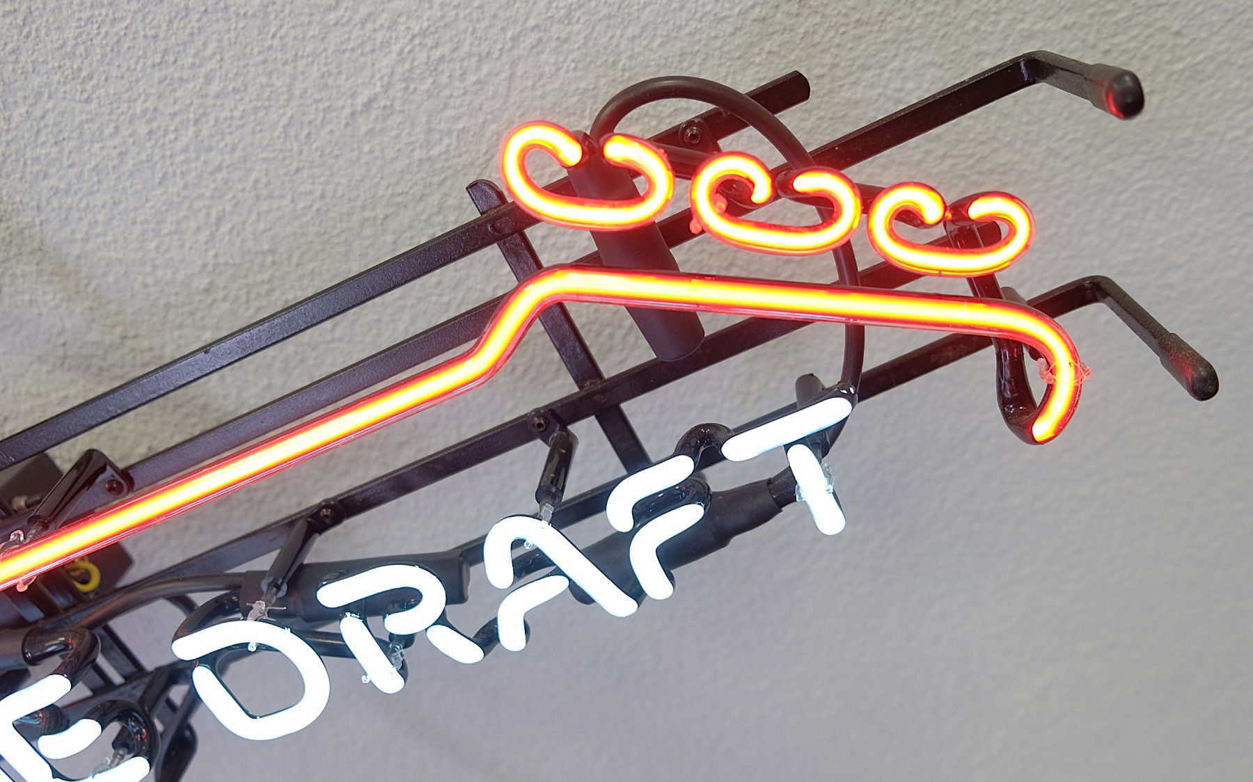 Tutte le decorazioni: Miller Genuine Draft Guitar Neon Sign – Usato da Volketswil venduto da brockipfannenstil 6
