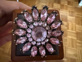 Vintage-Brosche mit rosa Strasssteinen