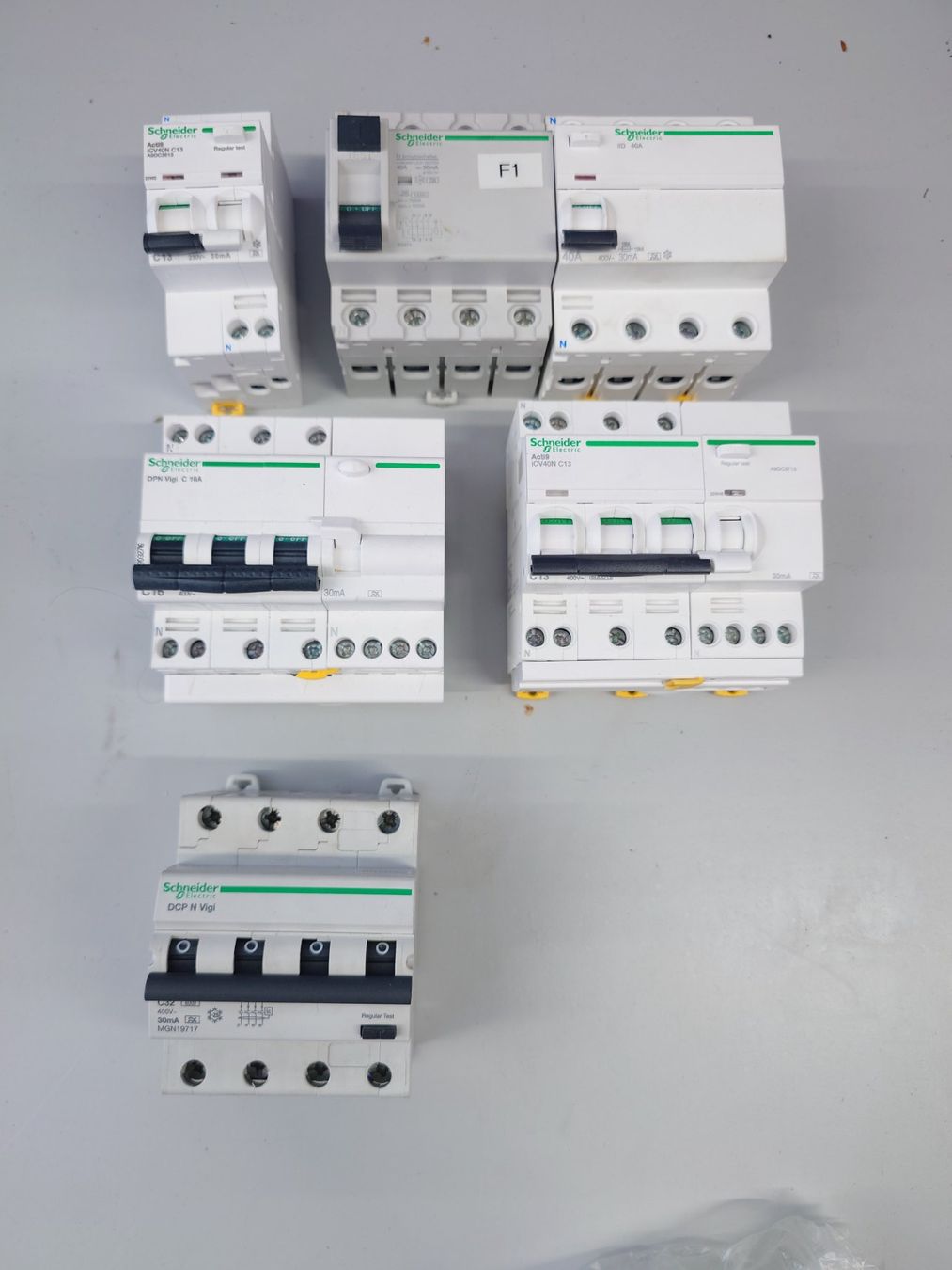Interruttori: Schneider Electric Leitungsschutzschalter und FI – Usato da Thun venduto da werft_thun 3