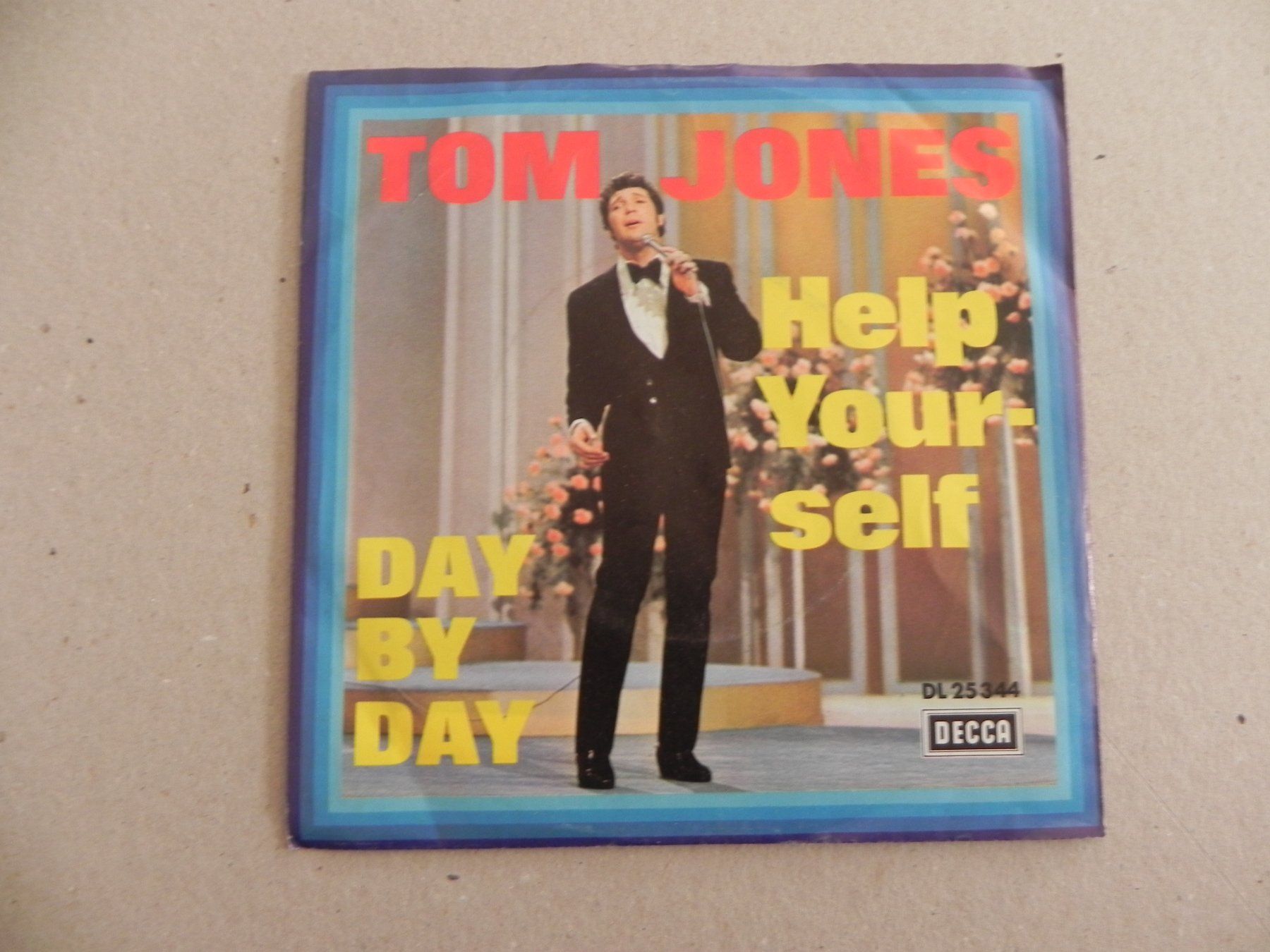 Dischi in vinile: Single brit. Sänger Tom Jones mit Welthit 1968 Help yourself – Usato da Siebnen venduto da krimsie