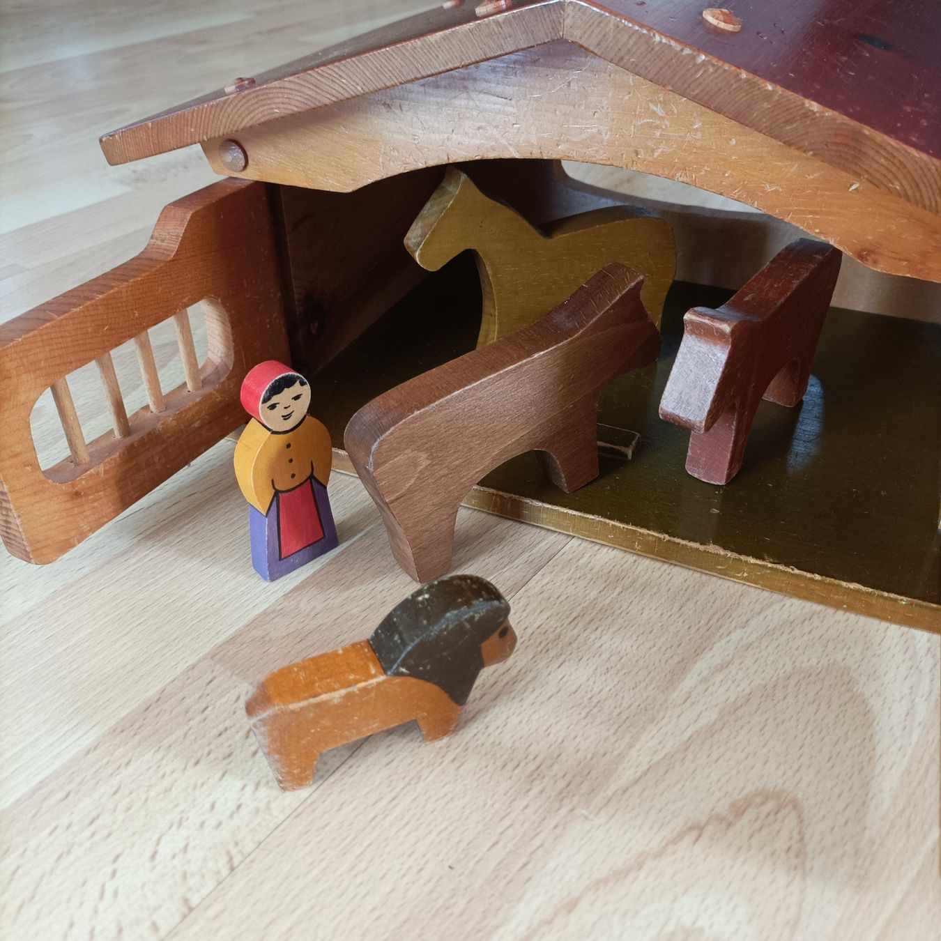 Giocattoli: Schöner alter Holzstall mit Figuren – Usato da Zunzgen venduto da Nemmoth 5