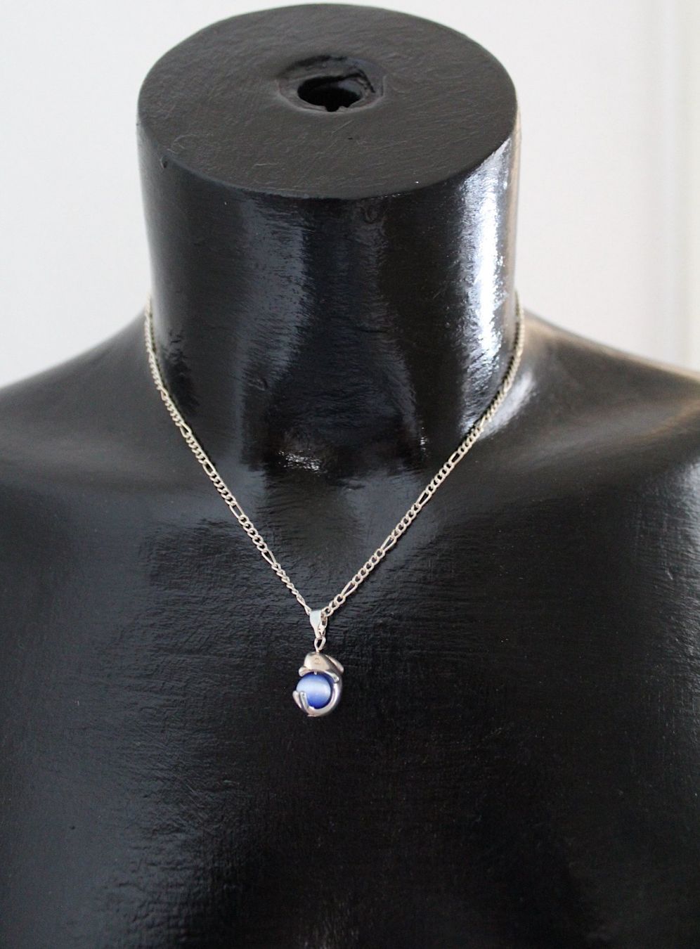 Catenine: Neu, Kette mit Delfin und Glasstein – Usato da Locarno venduto da madame-tus-sauds 2
