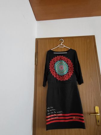 Robe Desigual noire, taille 38, parfait pour l'automne!