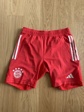 Adidas FC Bayern München Shorts rot neuwertig