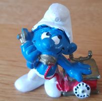 Schleich-Spielfigur Schlumpf mit Telefon