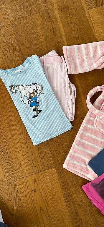 Accappatoi: Kleiderpaket 122/128 Mädchen Pyjamas Bademantel – Usato da Kastanienbaum venduto da pet_57dn 1
