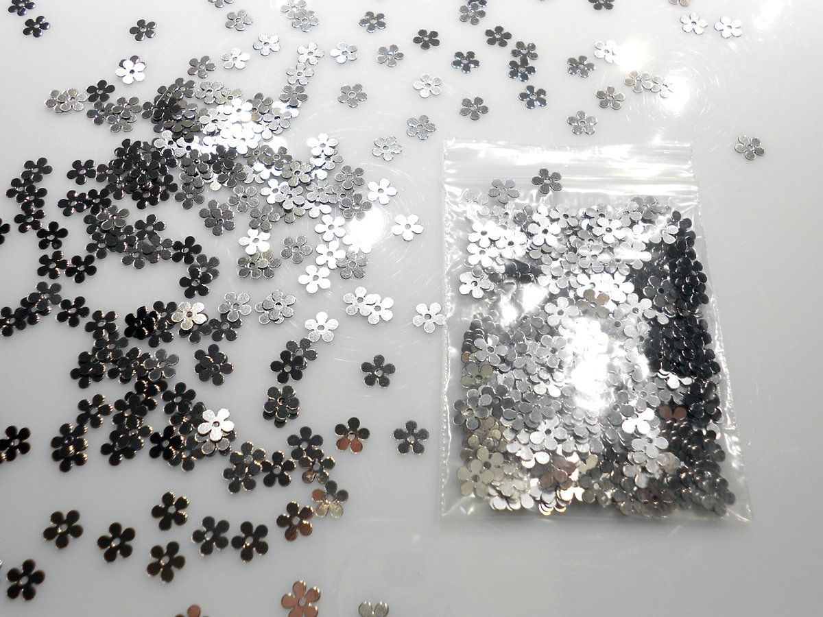 Perle (finte): Pailletten Blumenform, Farbe: Silber, 6 mm, 4 gr. Paket. – Nuovo e nell'imballaggio originale da Ostermundigen venduto da PerlenShopBern1