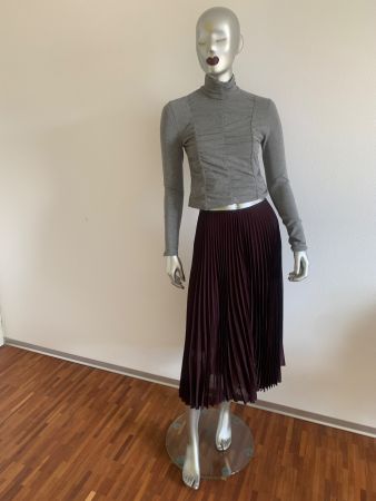 AKRIS: Neu/ungetragen - bordeauxroter Plissee Wollrock, 36