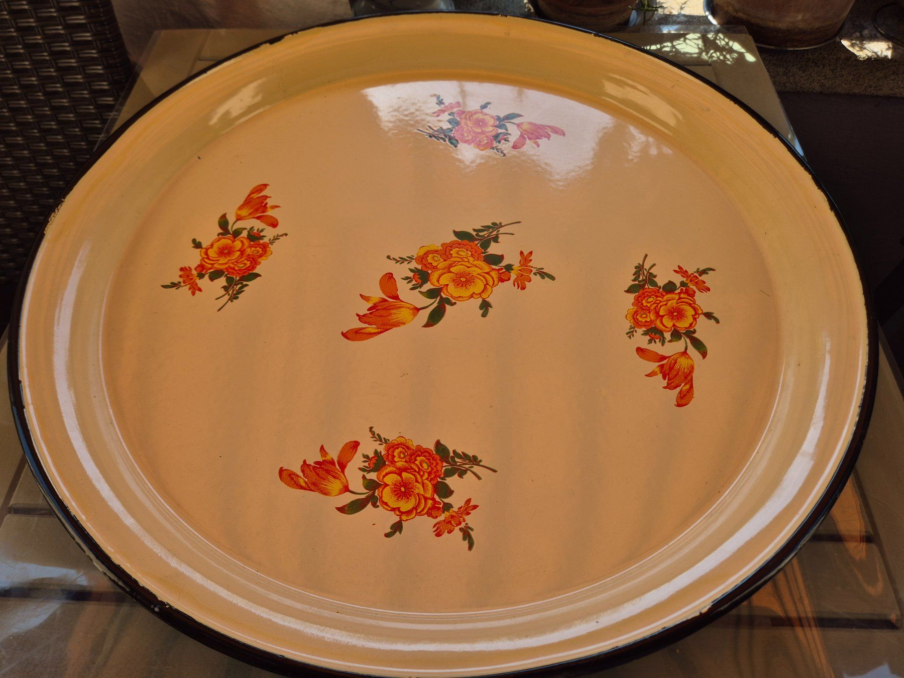 Servierplatten: Tablett rund mit Blumenmuster, vintage, 55 cm – Gebraucht aus Bern von aronari
