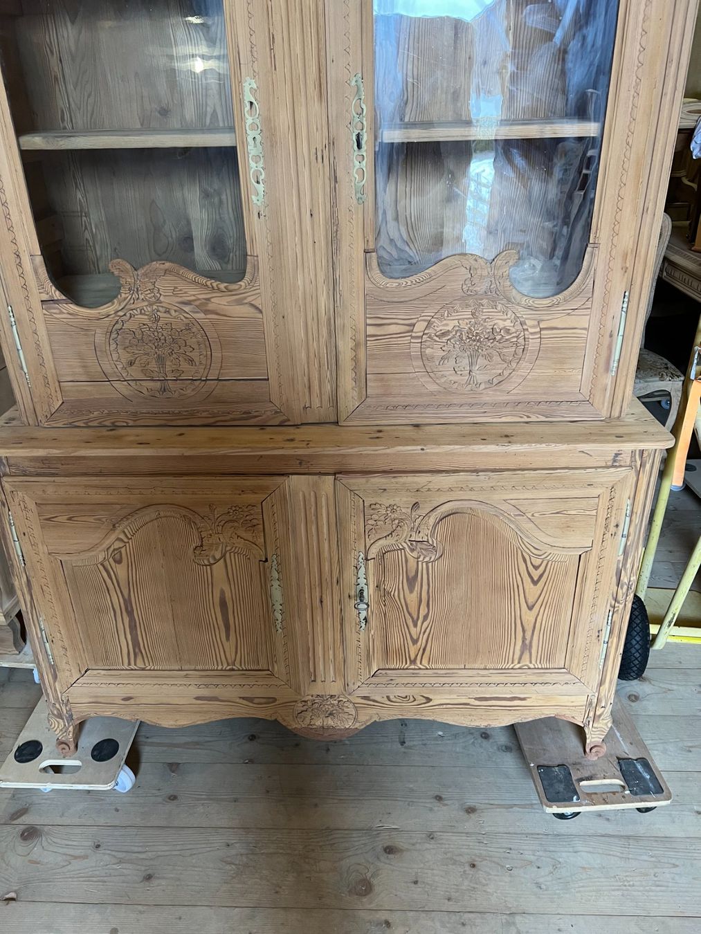 Credenze: ART 1025-H Buffet/vitrine sapin sablé – Usato da Pont-La-Ville venduto da BCMGLEAL 2
