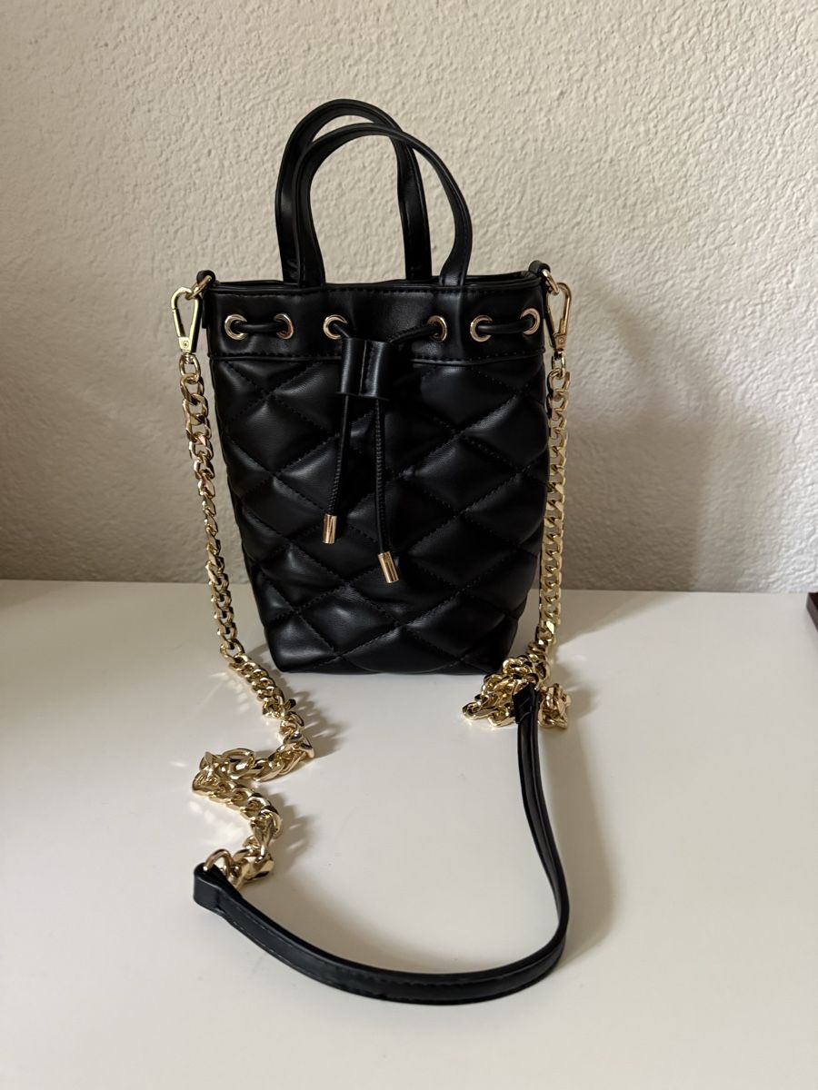 Borse da donna: Schwarze gesteppte Mini-Bucket-Bag mit goldener Kette – Nuovo (secondo la descrizione) da Zürich venduto da Vma_reuse 3