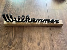 Herzlich Willkommen Metallschriftzug auf Holzständer - neu