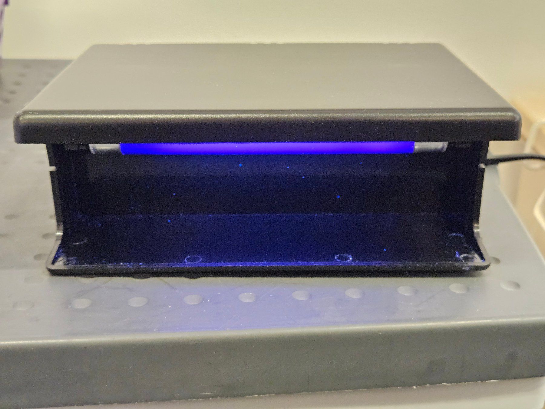Banconote: GeldscheinPrüfer UV-Leuchtstoffröhre Geldscheintester 220V – Nuovo e nell'imballaggio originale da Kloten venduto da Thaipc 8