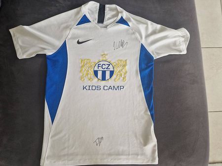 Maillot original FC Zurich avec signatures de joueurs