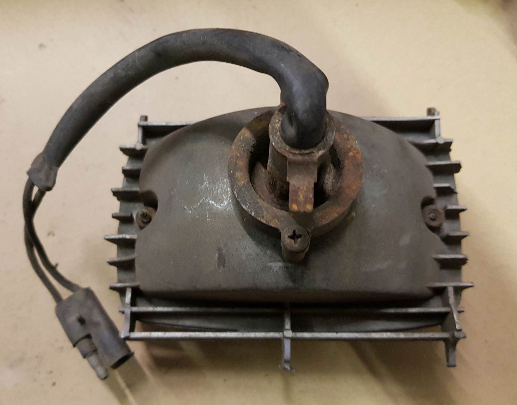 Chrysler Tutti pezzi di ricambio auto: Chrysler Valiant, Lampen im Grill – Usato da Niedergösgen venduto da usc_8qc6 3