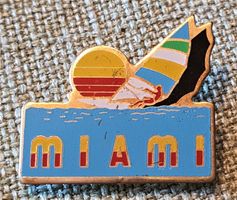 H483 - Pin Amerika USA Miami Surfer Sun