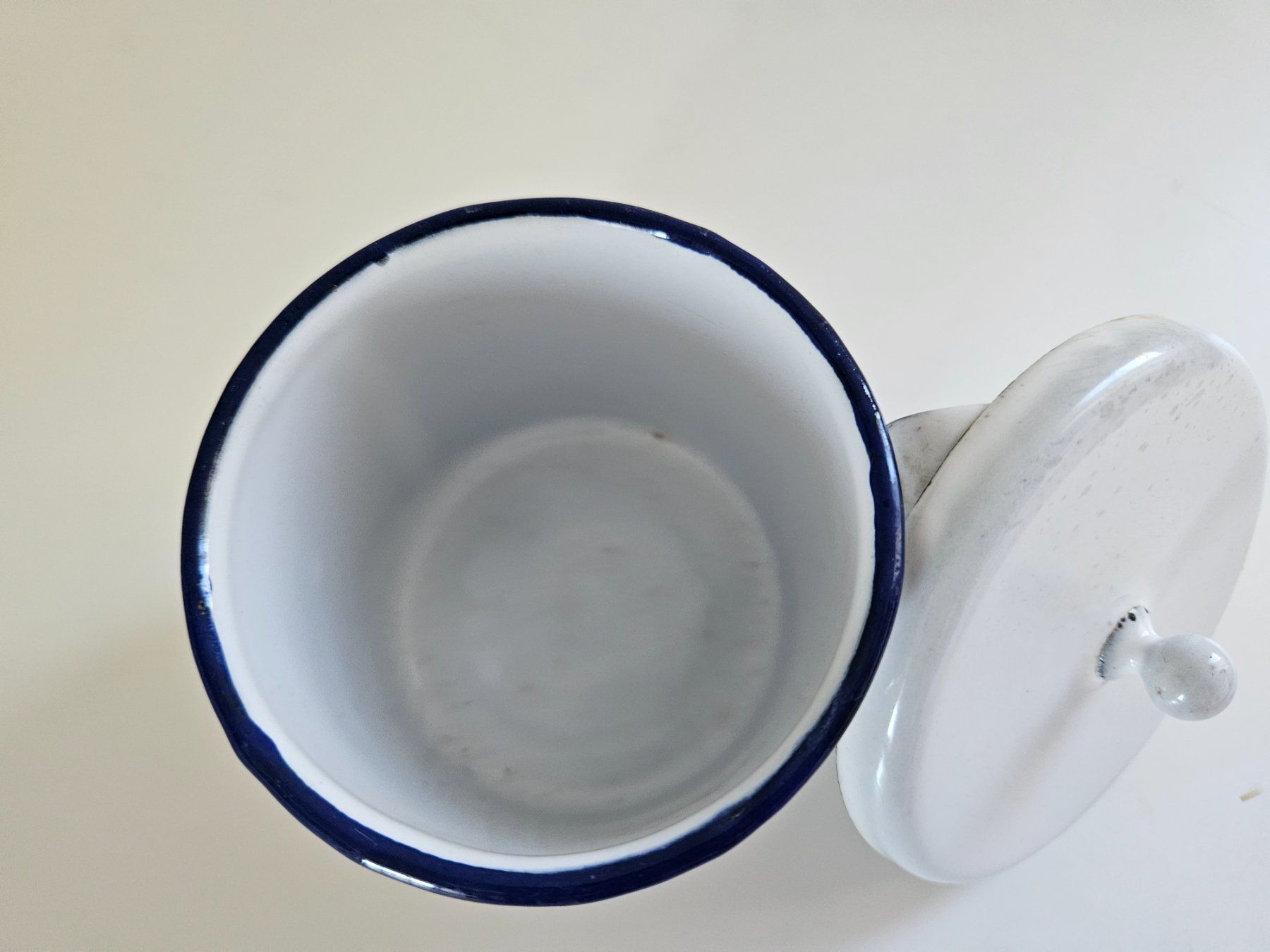 Ciotole: Emaille Spuck-Napf mit Deckel antik – Usato da Urdorf venduto da Colina 3
