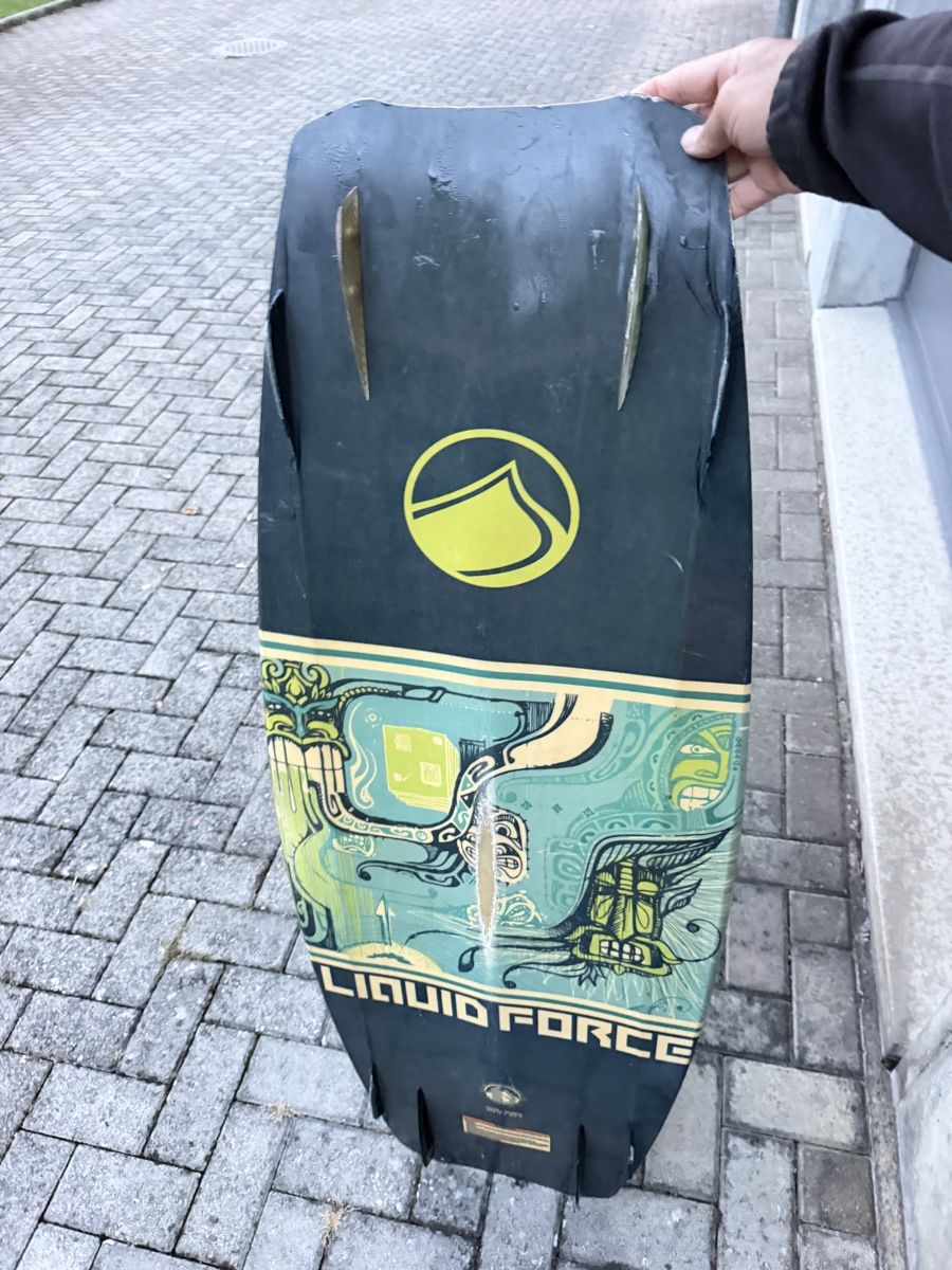 Surfboards & Schwimmbrette: Wakeboard Liquid Force Fish 127 mit Bindung Murray 9 – Gebraucht aus Mollis von Glarnerland 4