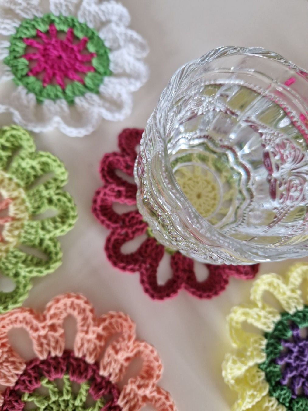 Sottobicchieri: 6 Gehäkelte bunte Blumen Untersetzer, Coaster, Handmade – Nuovo (secondo la descrizione) da Neuhausen am Rheinfall venduto da Alchimista 4