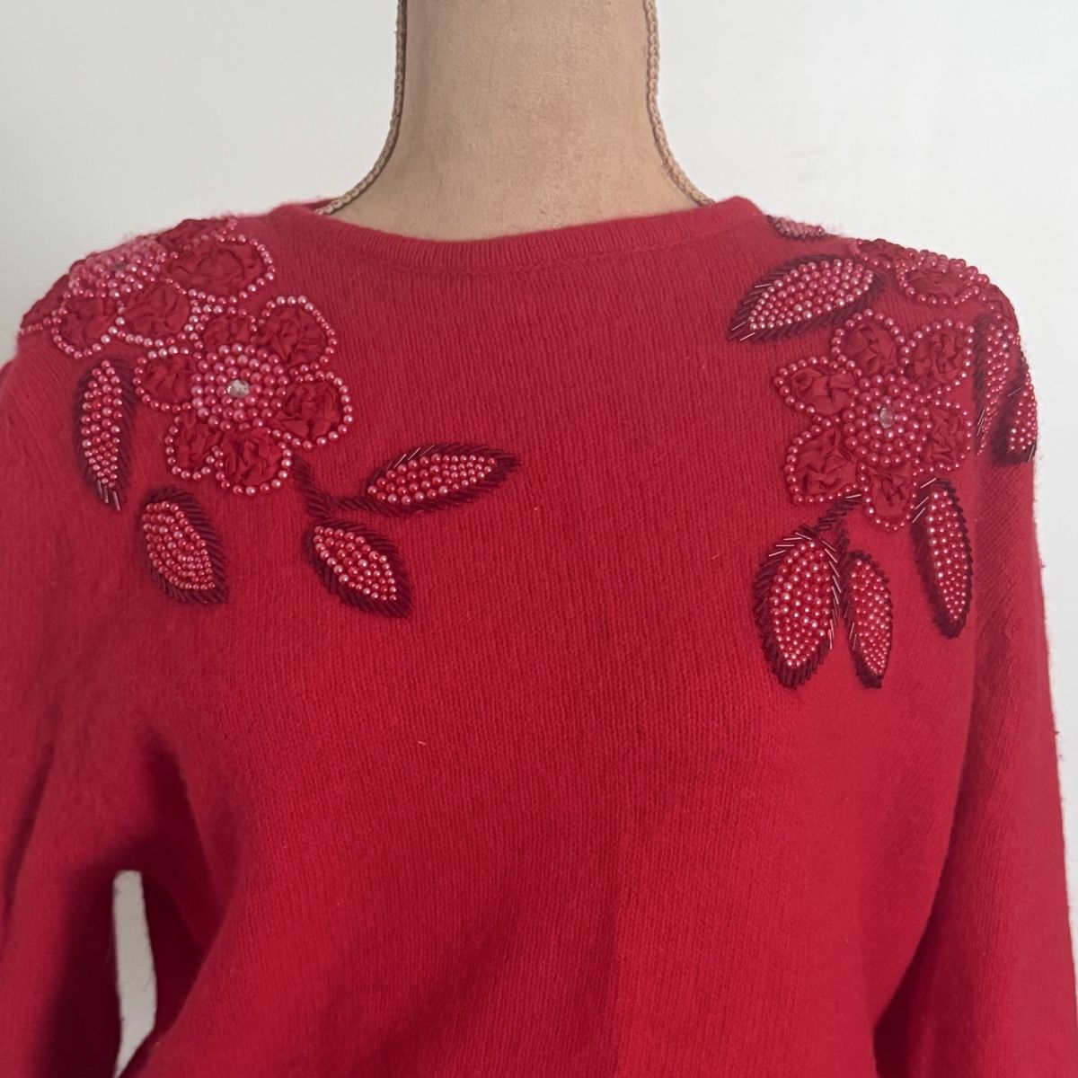Pulls & Sweat-shirts: Pull rouge à perles brodées fleurs  – D'occasion à Les Acacias par simonet20 6