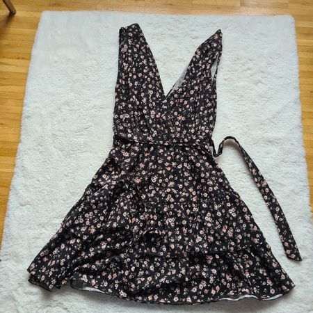 Sommerliches Blumenkleid, neuwertig mit Etikett, Grösse S