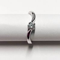 Bague en or blanc avec diamant
