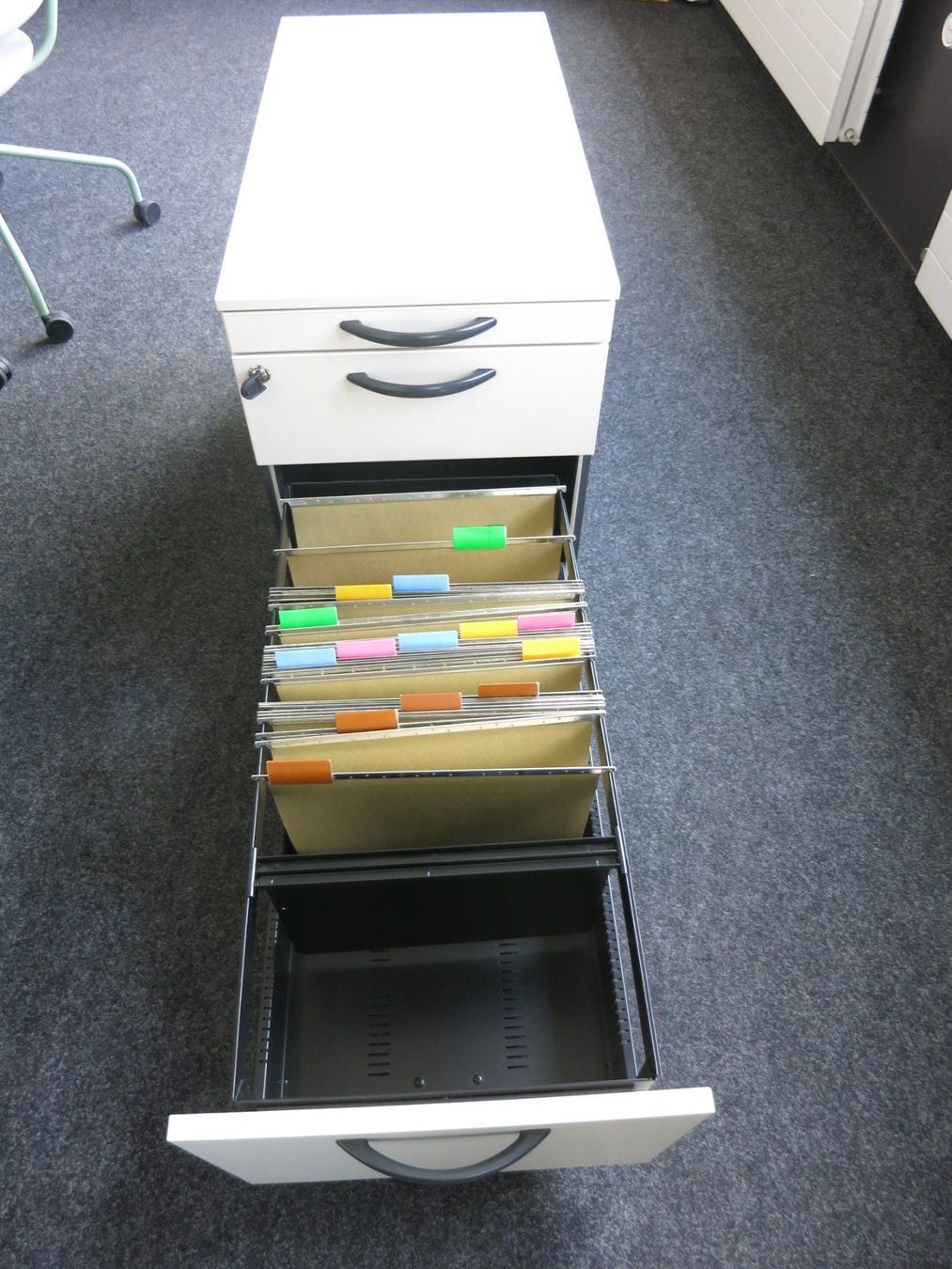 Banconi: 4 Rollcontainer mit 3 Schubladen, Rollen und Hängemappen – Usato da Zizers venduto da powercondens 4