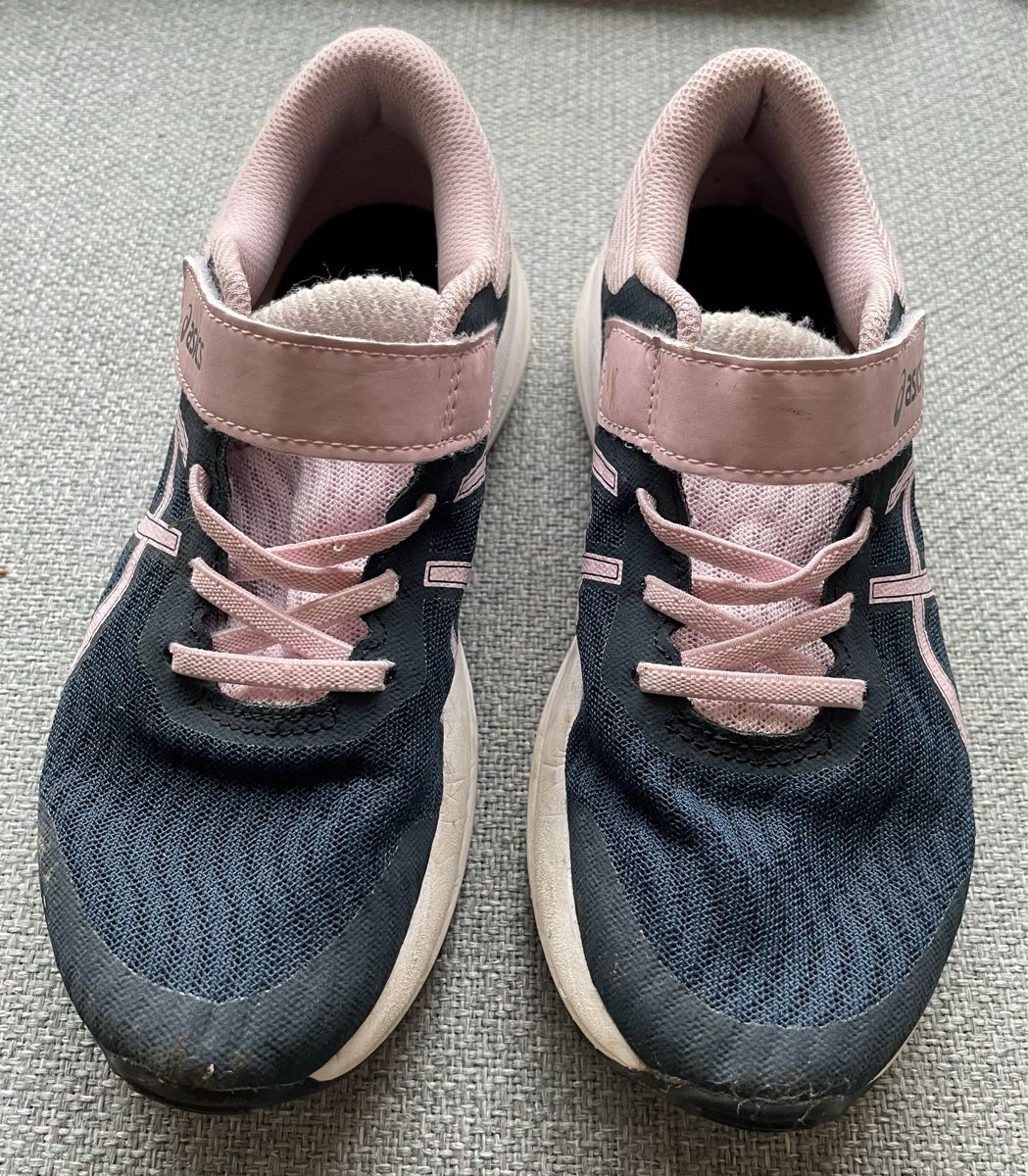 Asics Schuhe für Mädchen: Asics Turnschuhe Gr. 35 – Gebraucht aus Dinhard von Zoar7 4