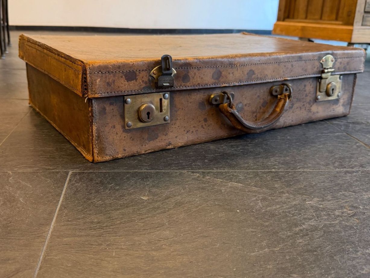 Valigie: Antiker Reisekoffer mit Einlage. – Usato da Zürich venduto da TPur 1