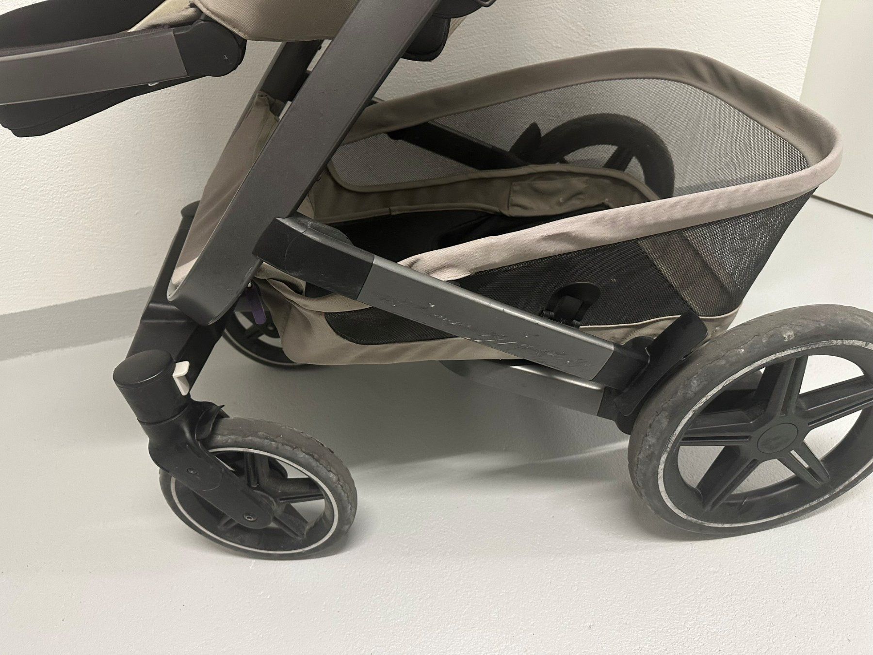 Joolz Carrozzine: Joolz Geo 3 inkl. Autositz Adapter – Usato da Würenlos venduto da mik_9rt7 6