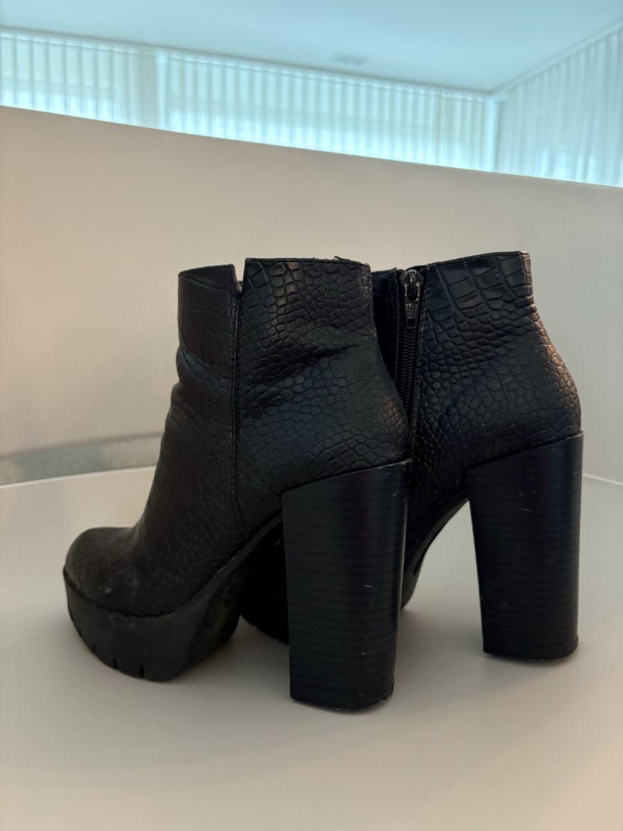 Scarpe da donna: Schwarze Winter Stiefeletten, Kroko Optik, Grösse 36, – Usato da Zürich venduto da Anushka86 3