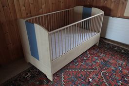Kinderbett mit neuwertiger Matratze