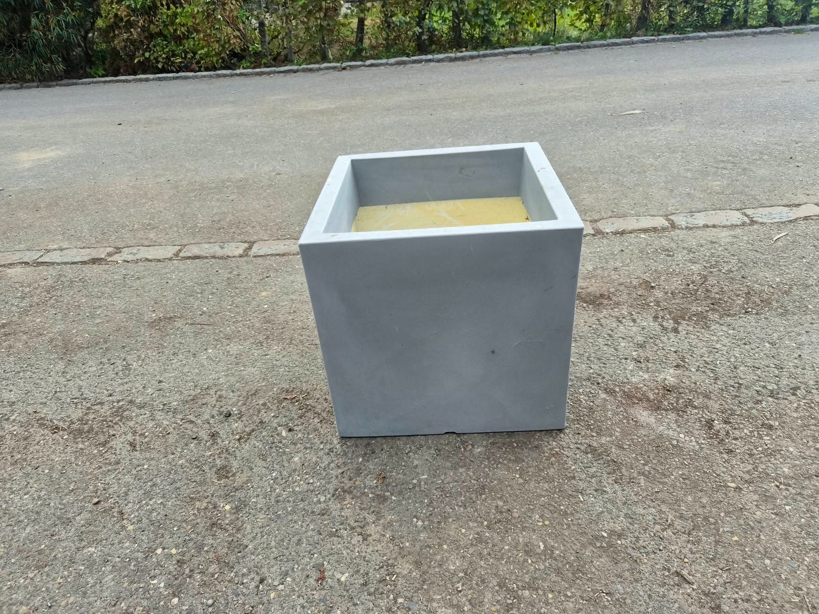 Pots de fleurs: Topf IDeL Square Atlantis Light Hell Grau – D'occasion à Forch par WeberC 1