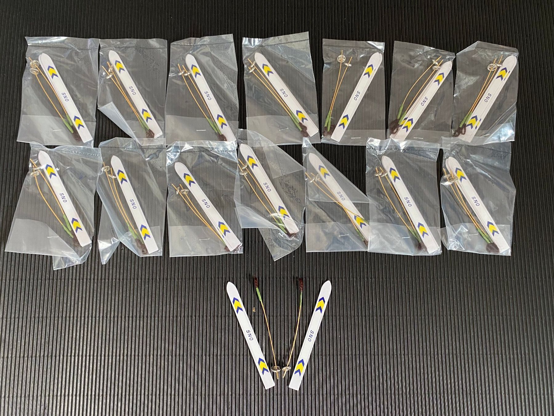 Kit bricolage: Mini Ski + Stöcke (total 15 Stk.) – Nuovo e nell'imballaggio originale da Egg SZ venduto da irbaku 1