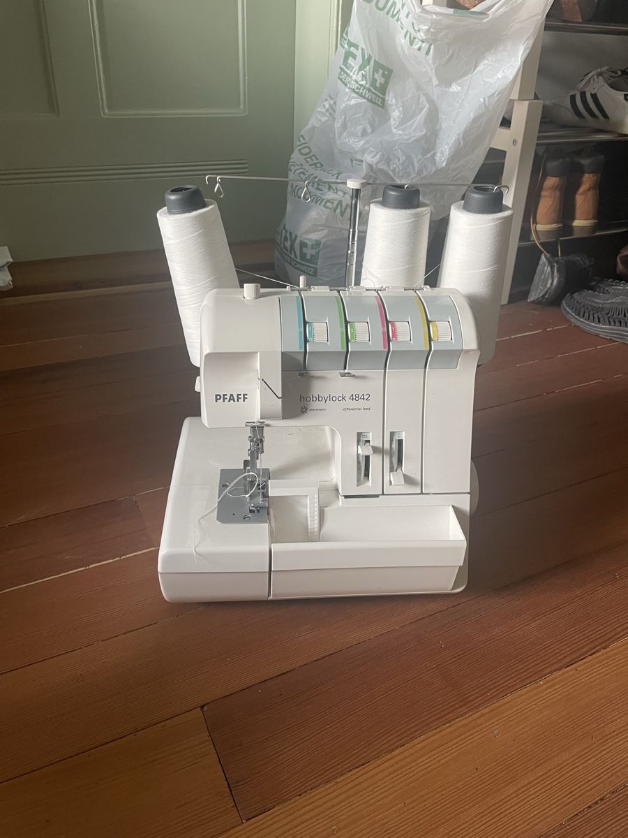 Pfaff Macchine da cucire: Pfaff Hobbylock 4842 Overlock Nähmaschine – Usato da Zürich venduto da balilife