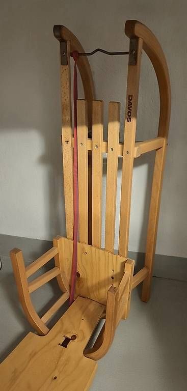 Schlitteln: Klassischer Davoser Holzschlitten mit Kinderlehne – Gebraucht aus Stettfurt von Jezaig1989